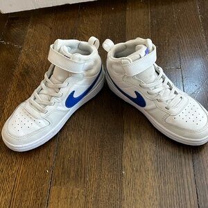 Boy/girls Nike easy on basketball sneakers size 1